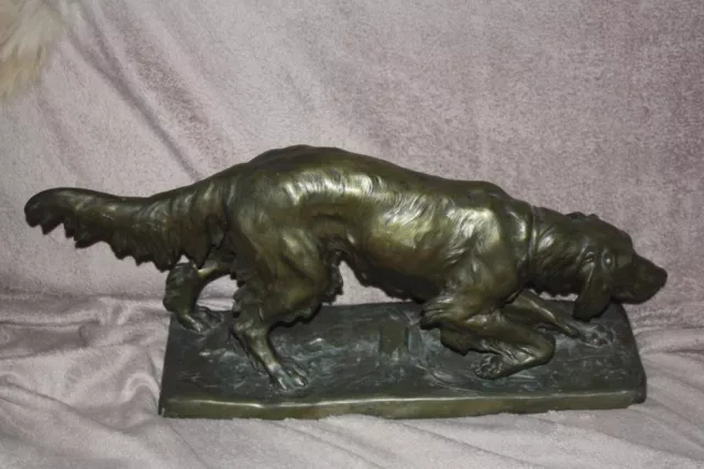 Ancienne grande sculpture Chien de chasse en régule signée