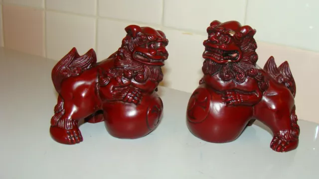 Set of 2 Chinese Feng Shui Red resin Chinese Foo Dogs Figurines