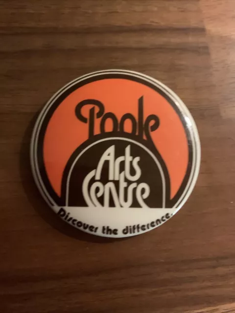 VINTAGE 5.5cm Poole Arts Centre Pin Badge - "Discover the Difference" - c1970s