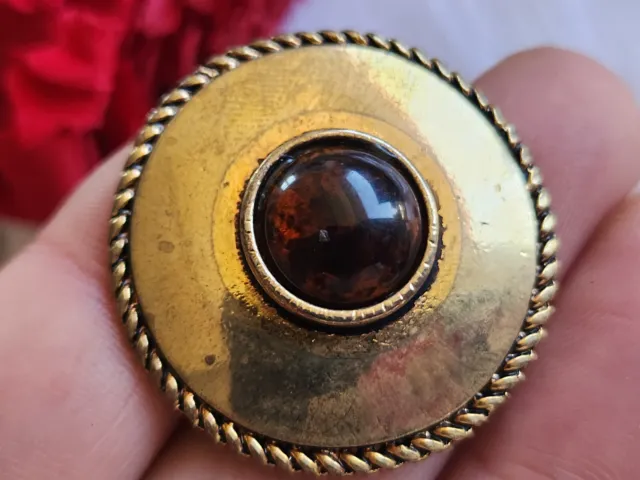 Gros bouton vintage en métal doré  coeur ambré parurier createur 3,3 cm ref 933