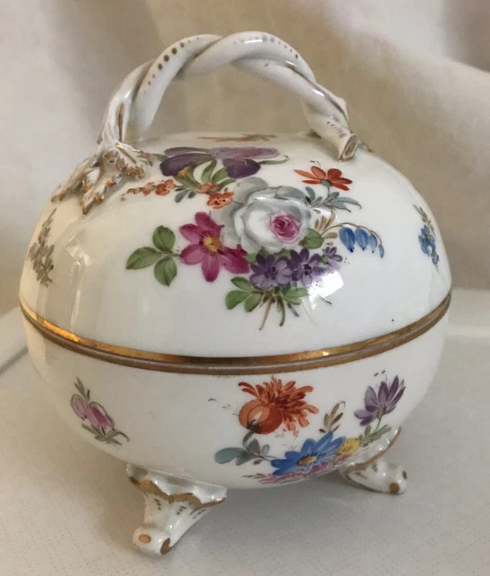 porcelaine de DRESDEN. Bonbonnière 13 Cm. Petit éclat sur le côté du couvercle