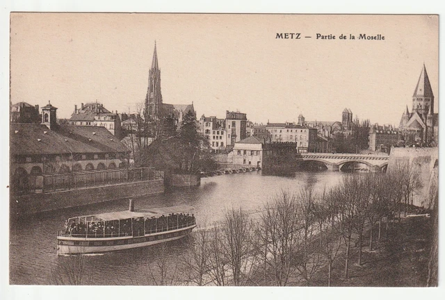 METZ - Moselle - CPA 57 - Le Bateau Promenade sur la Moselle
