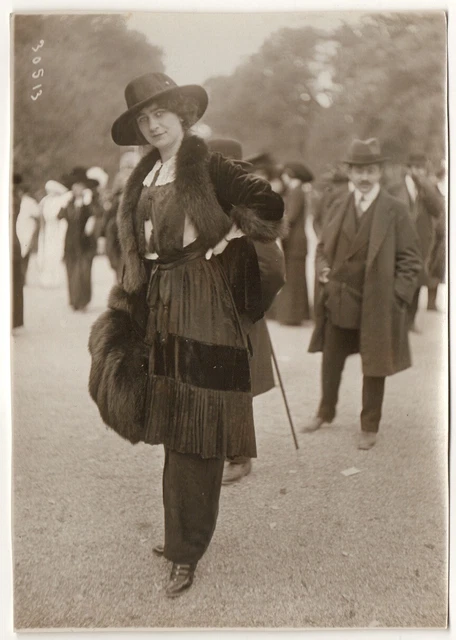 Photo la fashion au races c.1912 Pretty woman skirt on pants - fashion Paris
