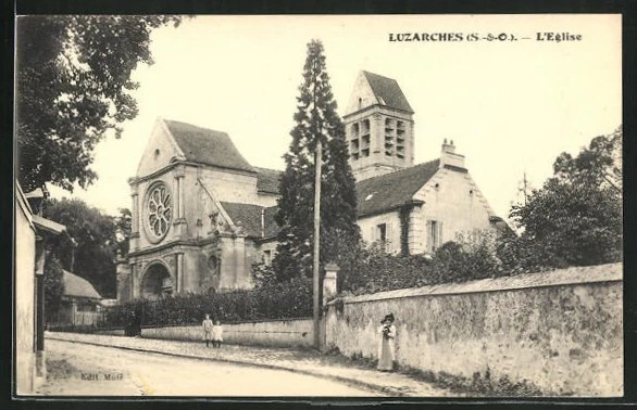 CPA Luzarches, L´Eglise, vue de la rue avec l'Église
