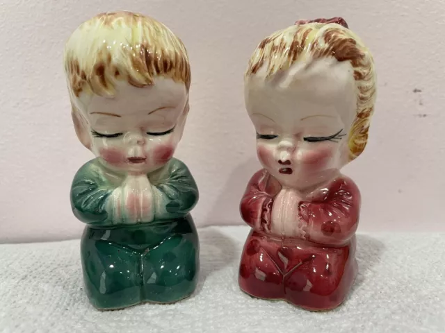 2 Praying Children SALT & PEPPER SHAKERS SET Japan VINTAGE Boy Girl GREEN PINK