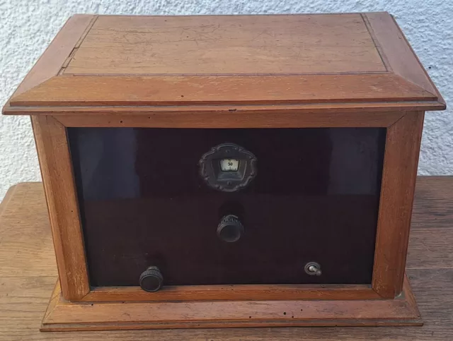 Antigua radio, caja de madera y frontal de baquelita