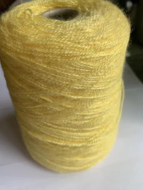 Hilo amarillo en un cono 4 capas aprox 275 g