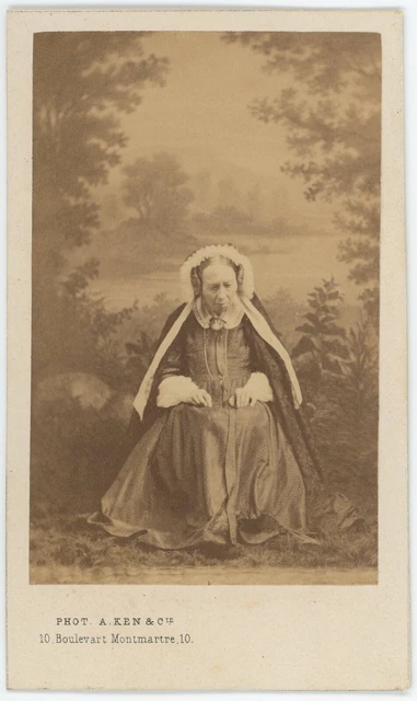 CDV circa 1860. Femme dans un décor par Ken à Paris. Noblesse à identifier.