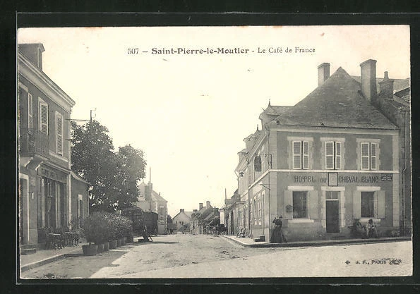 CPA Saint-Pierre-le-Moutier, La Cafe de France, Hotel du Cheval Blanc