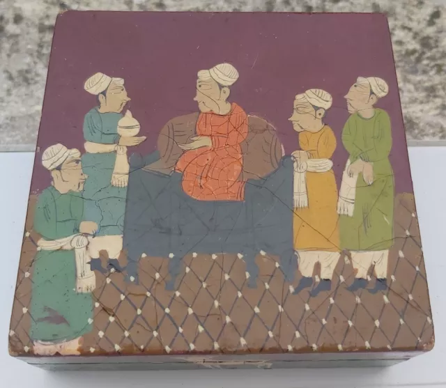 boite ancienne en bois laqué à décor d'une scène persane ,Inde, 10cm par 10 cm