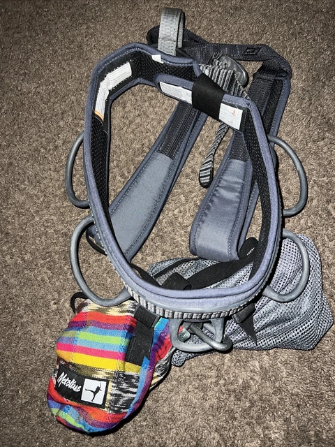 Black Diamond MOMENTUM  Sit Harness Rock Climbing Belt Size Medium w chalk bag