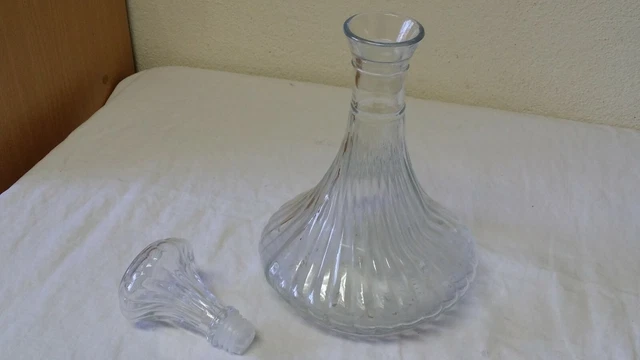 Ancienne Carafe en verre avec son bouchon d'un litre