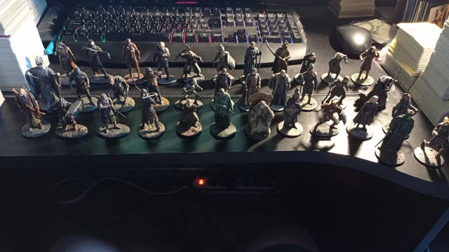Lot De 35 Figurines Le Seigneur Des Anneaux + Présentoirs
