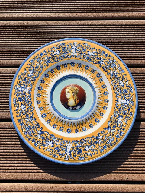 Plat Ancien En Faïence De GIEN decor medaillon Décor renaissance Italienne
