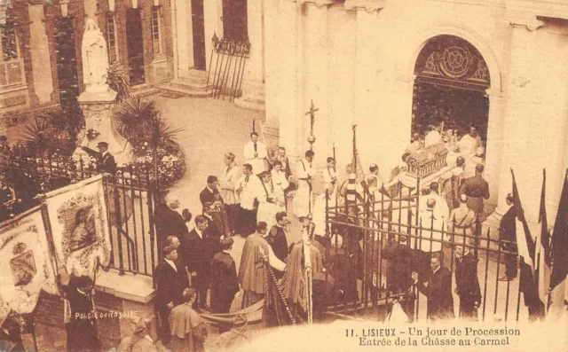Cpa 14 Lisieux Un Jour De Procession Entree De La Chasse Au Carmel