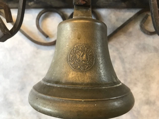ancienne cloche de vache en bronze Oberteno montée sur support avec chaine et fer à cheval