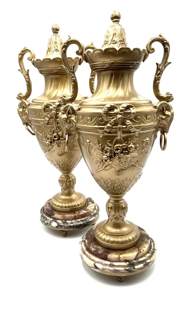 Ancienne paire de cassolette, vase, couleur bronze