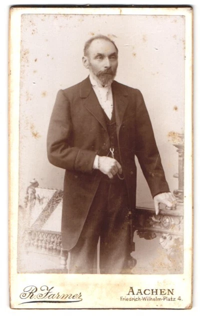 Fotografie R. Jarmer, Aachen, Friedrich-Wilhelm-Platz 4, Portrait Mann im Anzug
