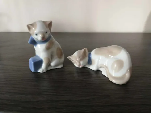 2 superbes chats en fine porcelaine Espagnole