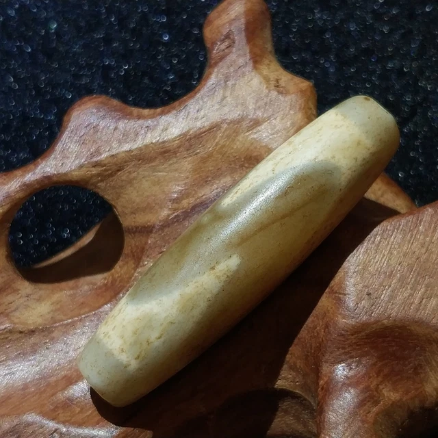 Ancient Tibetan Old Agate *Tiger Teeth* Dzi Bead