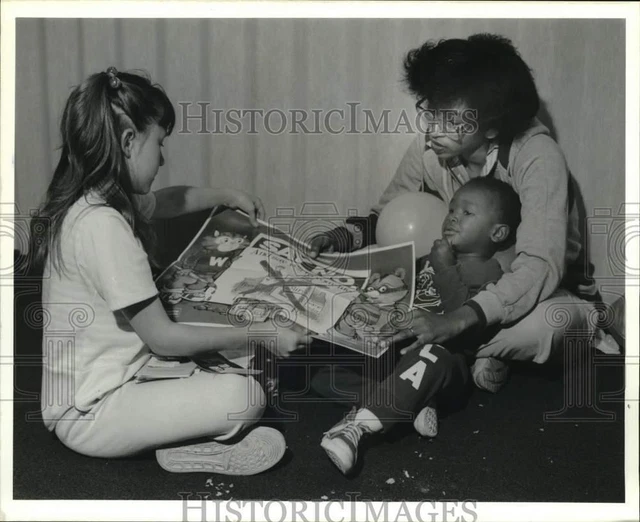 1988 Press Photo Syracuse Kiddie University Teacher & Kids with Anti-Drug Poster