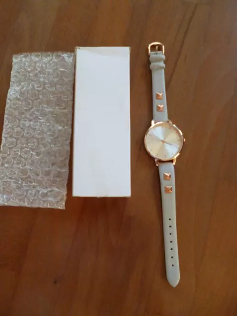 neue schicke Damen Armbanduhr mit Kunstlederband in Taupe Uhr originalverpackt