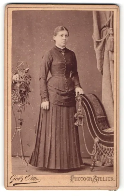 Fotografie Gebrüder Otto, Oranienburg, Portrait hübsch gekleidete Dame an Stuhl