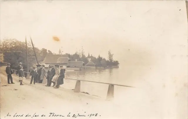 CPA SUISSE CARTE PHOTO AU BORD DU LAC DE THOUNE LE 8 JUIN 1908 (cliché unique