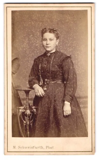 Fotografie M. Schweisfurth, Elberfeld, Junge Dame im modischen Kleid