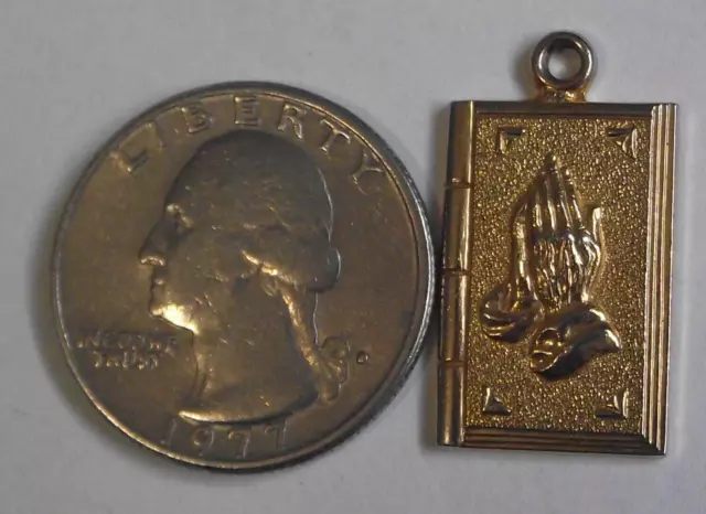 Vtg religious gold tone bible shape pendant medal praying hands Serenity Prayer