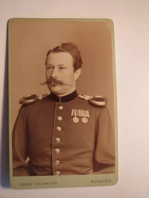 München - Soldat mit Bart in Uniform mit 2 Orden - Epauletten - Offizier / CDV