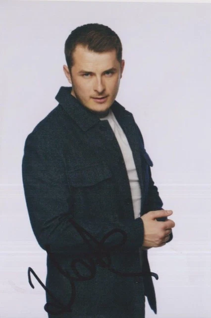 Max Bowden   **HAND SIGNED** 6x4 photo  ~  Eastenders  ~  AUTOGRAPHED