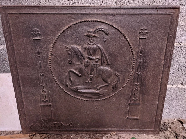 RARE : PLAQUE de cheminée ancienne en fonte au Cavalier signée P