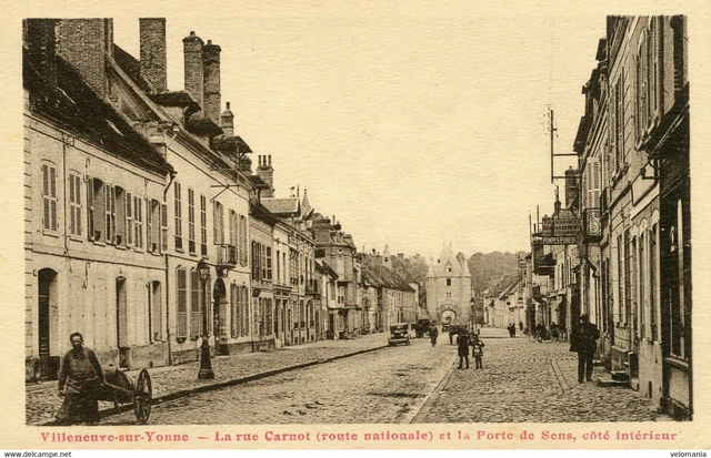 8935 cpa 89 Villeneuve sur Yonne - Rue Carnot et la Porte de Sens