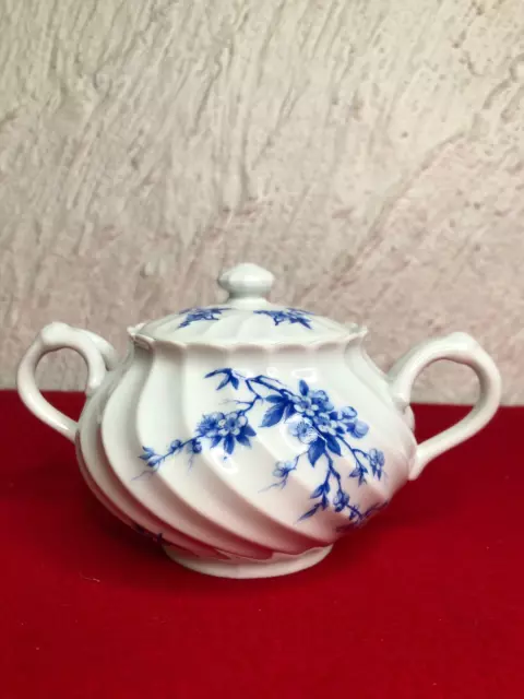 Sucrier en porcelaine de Limoges HAVILAND modèle torse et fleurs bleues