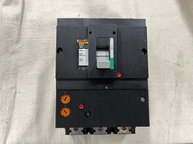 Merlin Gerin Compact C250N 3 Pole 200A 690V Circuit Breaker Merlin Gerin Compact C250N 3 Pole 200A 690V Circuit Breaker