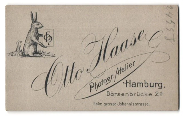 Fotografie Otto Haase, Hamburg, Börsenbrücke 2a, Hase hält Monogramm des Künstl