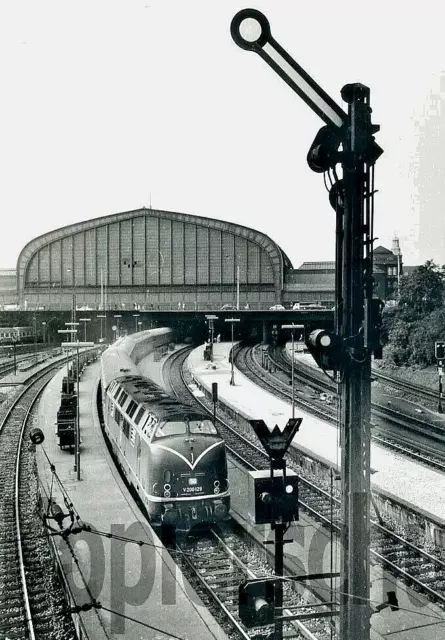 Diesellok Foto PE 11x17cm - V200 129 vom Bw Lübeck in Hamburg Hbf, 10/1967