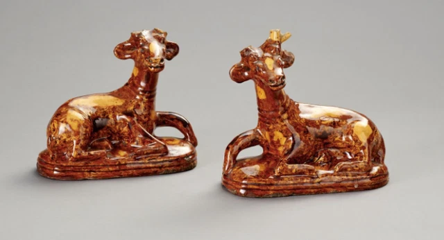 BEAUVAISIS "Cerfs couchés" Paire de sujets en terre cuite glacurée
