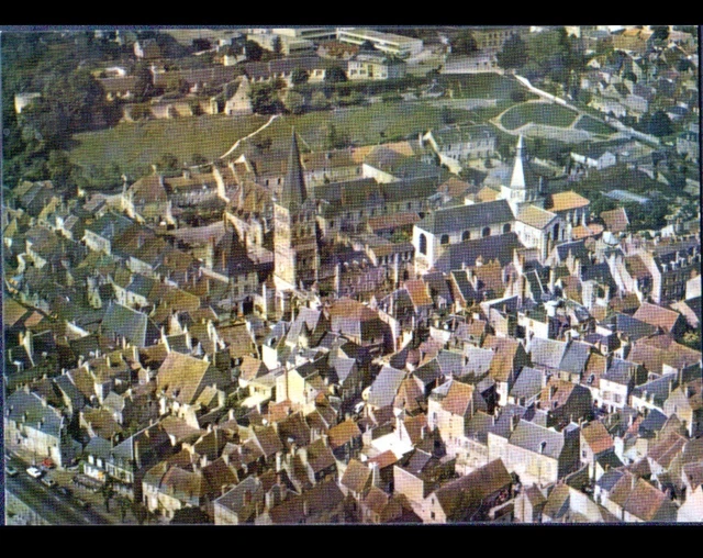 LA CHARITE-sur-LOIRE (58) VILLAS & EGLISE en vue aérienne vers 1970