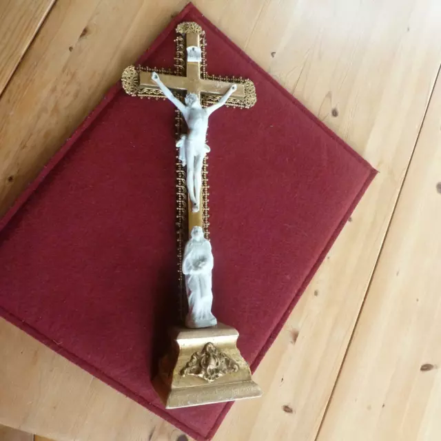 altes Standkreuz mit Jesus und Maria als Sockelfigur, Porzellan, Holz