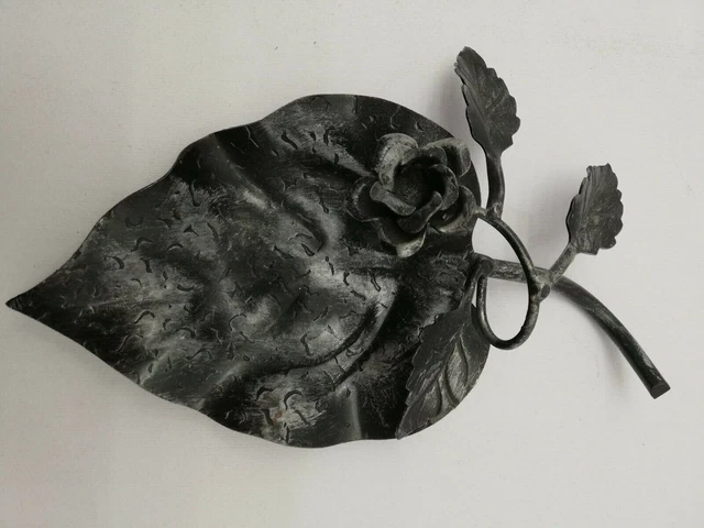 Svuotatasche a forma di foglia con rosa in metallo nero - anni '80