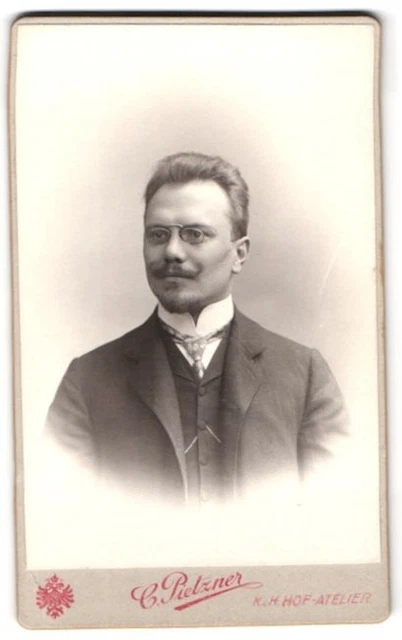 Fotografie C. Pietzner, Wien, Mariahilferstr. 3, Herr mit Zwicker Brille im Anz