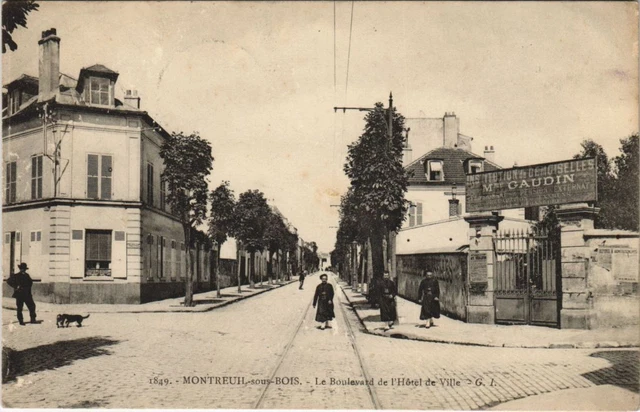 CPA MONTREUIL-under-WOOD - Le Boulevard de l'Hotel de Ville (44638)