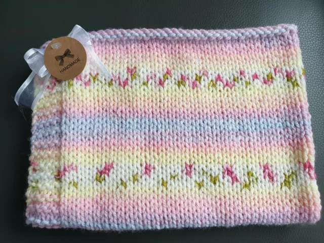 Handgestrickte superweiche kleine Babydecke gestrickt mit Sirdar Babyblüte