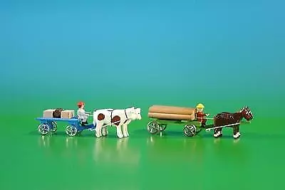 2 Miniatur Gespanne Lattenwagen in blau mit Ochsen , Ladung: 2 Kisten, 1 Fass un