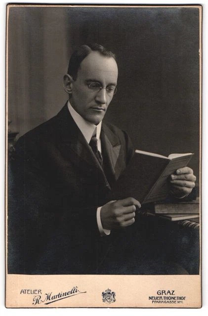 Fotografie R. Martinelli, Graz, Pfarrgasse 1, Eleganter Herr mit Zwicker und Bu