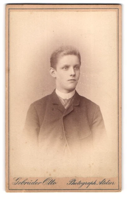 Fotografie Gebrüder Otto, Oranienburg, Junger Herr in modischer Kleidung