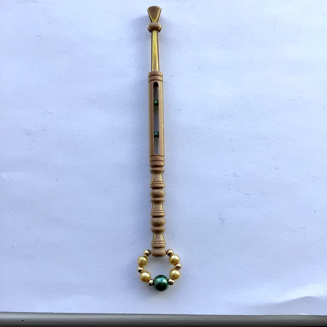 Llamativa Bobina De Encaje Con Cuentas Suspendidas De Madera Empalmada Decorativamente Girada Encaje