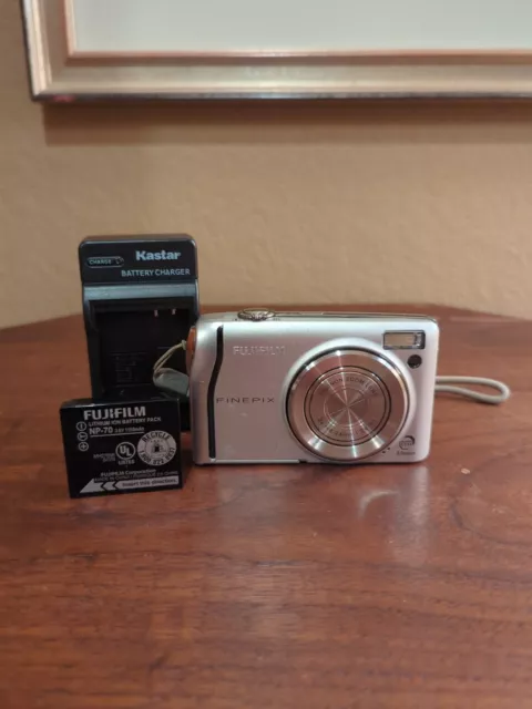 Cámara digital plateada FUJIFILM FinePix F40 fd 8,3 MP LCD probada con cargador